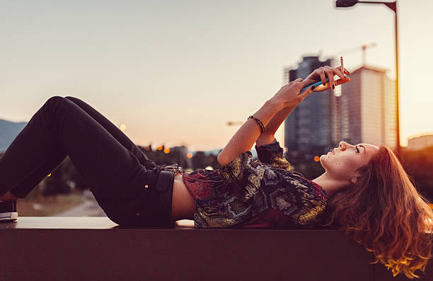 Курящая девушка foto 9