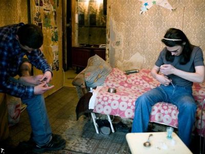 Фото наркоманок, наркоманка принимает наркотик