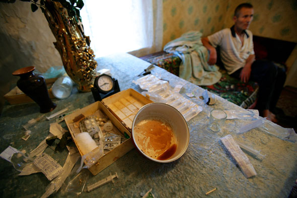 жизнь наркомана, гниющие наркоманы, наркоман в семье